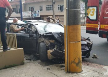 Homem tenta fugir de policiais, colide contra veículo e é preso em Jaraguá do Sul