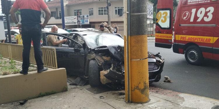Homem tenta fugir de policiais, colide contra veículo e é preso em Jaraguá do Sul