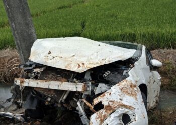 Acidente em Guaramirim: Saída de pista deixa carro destruído