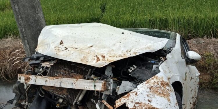 Acidente em Guaramirim: Saída de pista deixa carro destruído