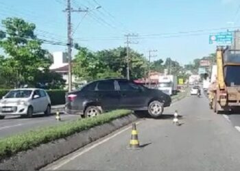 [Vídeo] Acidente deixa trânsito lento na Avenida Prefeito Waldemar Grubba, em Jaraguá do Sul