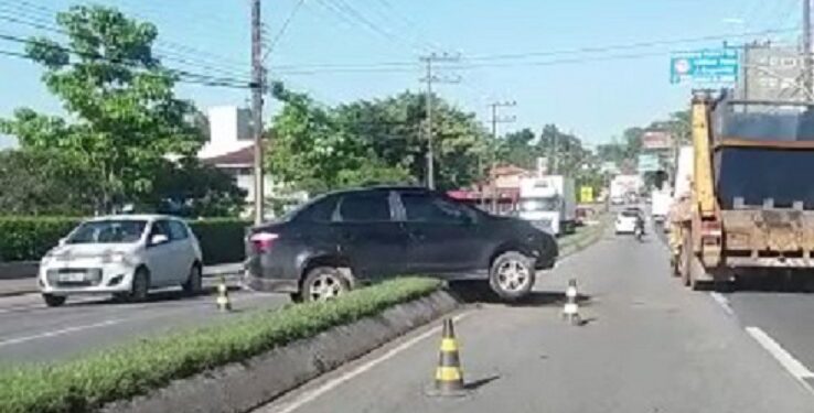 [Vídeo] Acidente deixa trânsito lento na Avenida Prefeito Waldemar Grubba, em Jaraguá do Sul