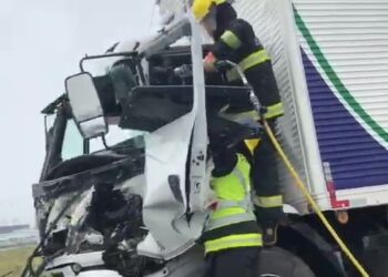 [Vídeo] Acidente envolvendo dois caminhões é registrado na BR-280, em Guaramirim