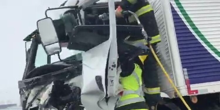 [Vídeo] Acidente envolvendo dois caminhões é registrado na BR-280, em Guaramirim