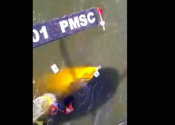 Dois irmãos são resgatados após barco afundar em Joinville