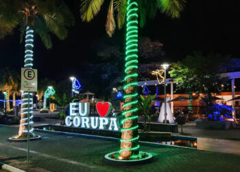 Praça Artur Müller, em Corupá, ganha iluminação de Natal