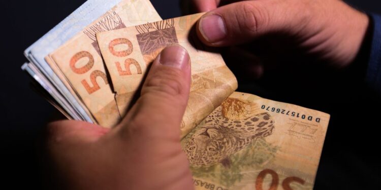 Governo aumenta para R$ 1.088 previsão para salário mínimo em 2021