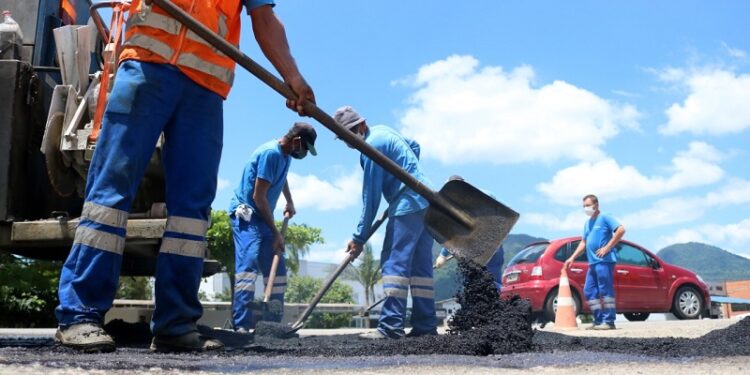 Secretaria de Obras de Jaraguá do Sul realiza ‘operação tapa-buraco’ após as chuvas