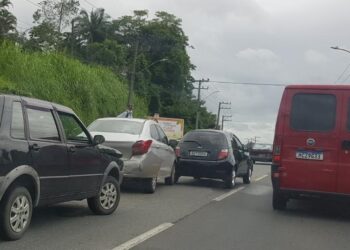 Acidente gera congestionamento na Avenida Waldemar Grubba, em Jaraguá do Sul