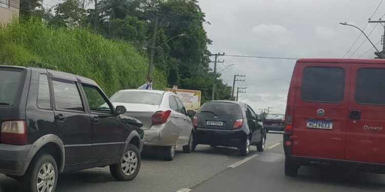Acidente gera congestionamento na Avenida Waldemar Grubba, em Jaraguá do Sul