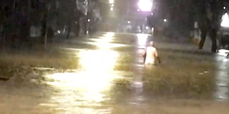 Ano começa com ruas e casas alagadas em Joinville