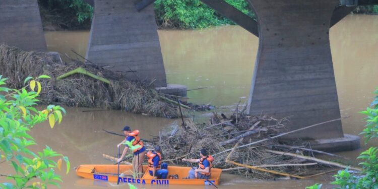 Defesa Civil de Jaraguá do Sul faz remoção de entulhos da Ponte Abdon Batista