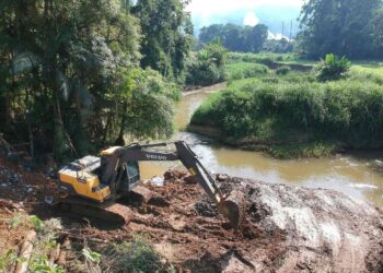 Começa a construção do enrocamento na rua Amandus Rengel, em Jaraguá do Sul
