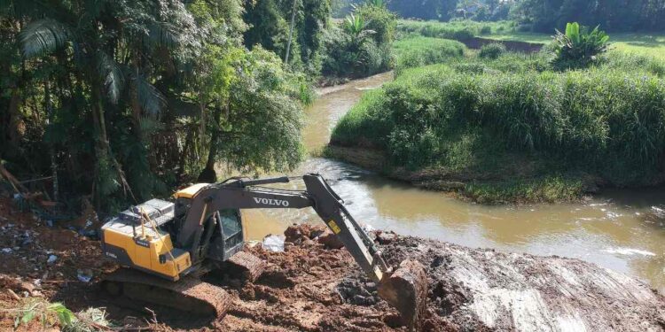 Começa a construção do enrocamento na rua Amandus Rengel, em Jaraguá do Sul