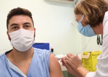 Profissionais dos hospitais de Joinville já estão sendo imunizados