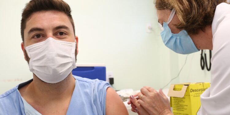 Profissionais dos hospitais de Joinville já estão sendo imunizados