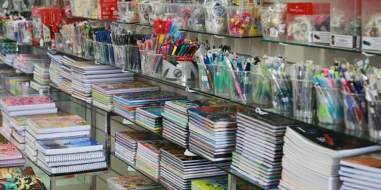 Procon de SC constata diferença de até 699% no preço do material escolar