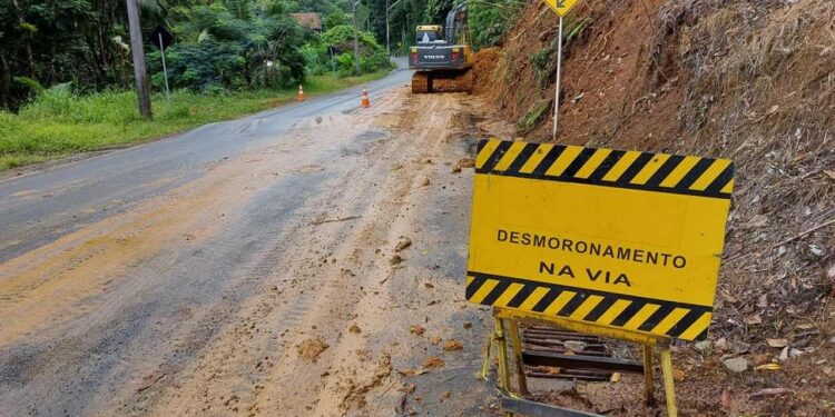 Subida do Molha, em Jaraguá do Sul, é desobstruída após duas semanas em meia pista
