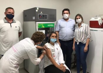 Técnica de enfermagem é a primeira pessoa vacinada contra Covid-19 em Massaranduba