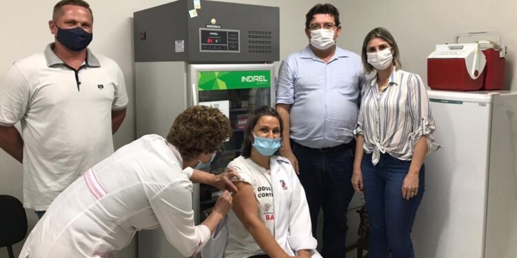 Técnica de enfermagem é a primeira pessoa vacinada contra Covid-19 em Massaranduba
