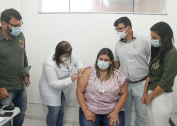 São João do Itaperiú aplica primeiras doses da vacina contra a Covid-19