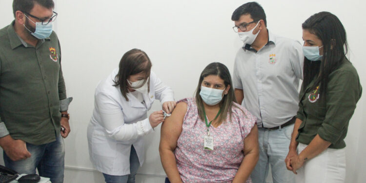 São João do Itaperiú aplica primeiras doses da vacina contra a Covid-19