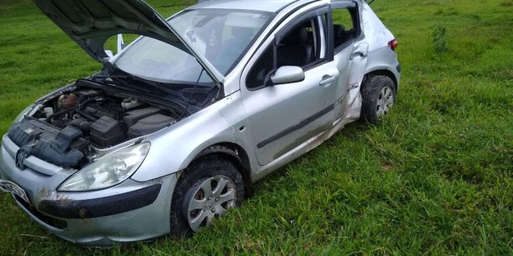 Homem sofre mal súbito e bate carro contra poste em Schroeder