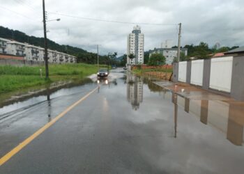 [Vídeo] Após chuva forte, Jaraguá do Sul registra pontos de alagamentos
