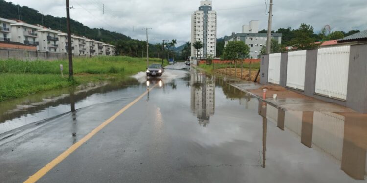 [Vídeo] Após chuva forte, Jaraguá do Sul registra pontos de alagamentos