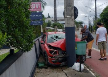 Carro bate contra poste em Jaraguá do Sul
