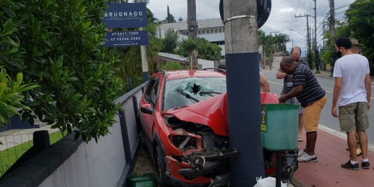 Carro bate contra poste em Jaraguá do Sul