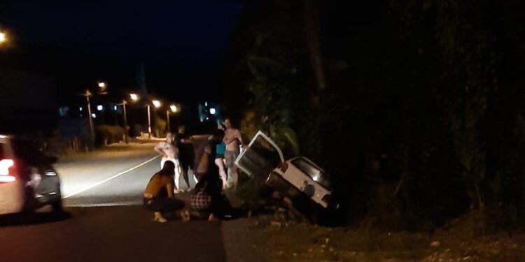 Casal fica ferido após carro sair de pista em Jaraguá do Sul