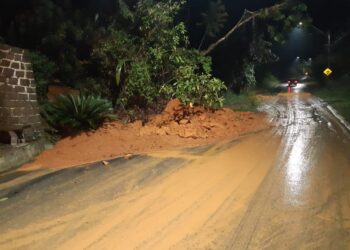 [Vídeo] Deslizamento de terra é registrado no bairro Rio Molha, em Jaraguá do Sul