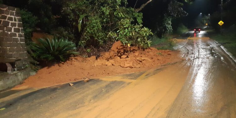[Vídeo] Deslizamento de terra é registrado no bairro Rio Molha, em Jaraguá do Sul