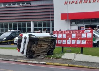 Mulher perde controle e capota carro em Jaraguá do Sul