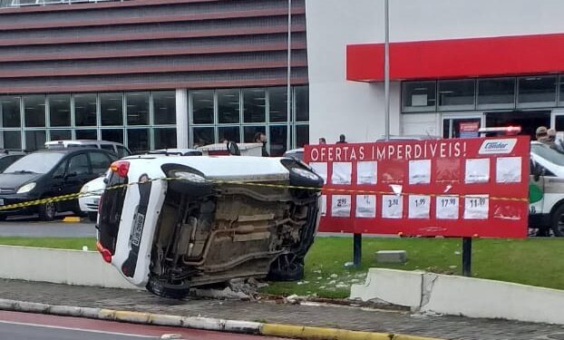 Mulher perde controle e capota carro em Jaraguá do Sul