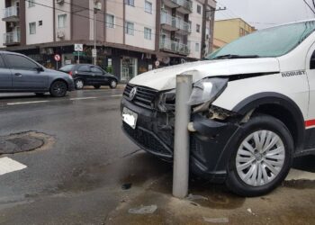 Acidente envolvendo dois carros é registrado no Centro de Jaraguá do Sul