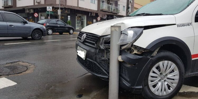 Acidente envolvendo dois carros é registrado no Centro de Jaraguá do Sul