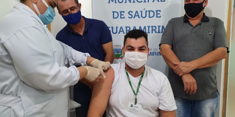 Três profissionais de saúde de Guaramirim são vacinados contra o coronavírus