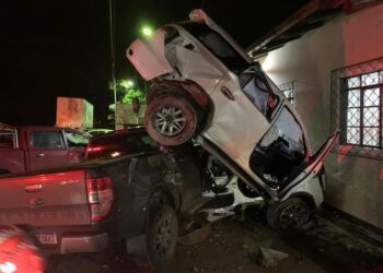 Homem perde controle do carro, bate em outros três e foge do local em Guaramirim
