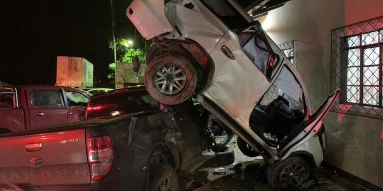 Homem perde controle do carro, bate em outros três e foge do local em Guaramirim
