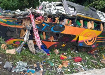 Ônibus com mais de 50 passageiros despenca na BR-376, em Guaratuba (PR)