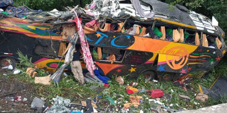 Ônibus com mais de 50 passageiros despenca na BR-376, em Guaratuba (PR)