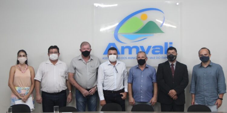 Prefeito de São João do Itaperiú toma posse como presidente da Amvali