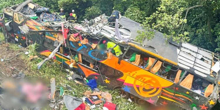 Quatro vítimas do acidente no Paraná continuam internadas no Hospital São José, em Joinville