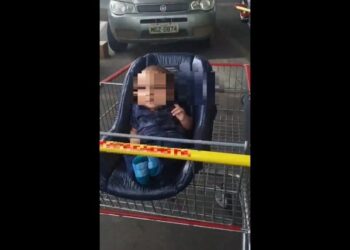 Bebê de quatro meses é esquecido pelos pais em carrinho de supermercado em Lages