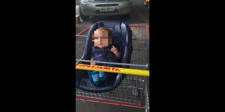 Bebê de quatro meses é esquecido pelos pais em carrinho de supermercado em Lages