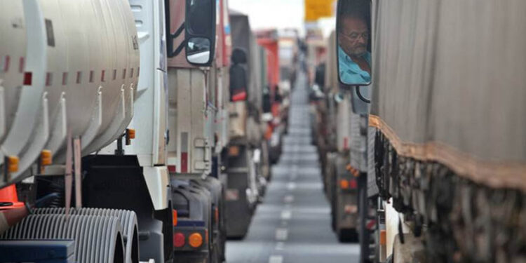 Governo estuda reduzir alíquota de impostos do Diesel