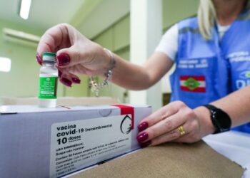 Distribuição das doses da vacina de Oxford começa hoje (25) em Santa Catarina