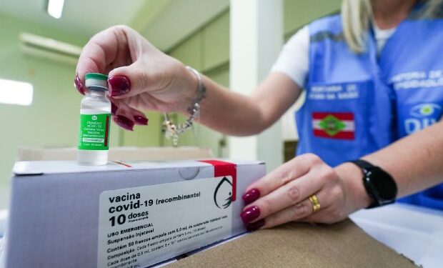 Distribuição das doses da vacina de Oxford começa hoje (25) em Santa Catarina